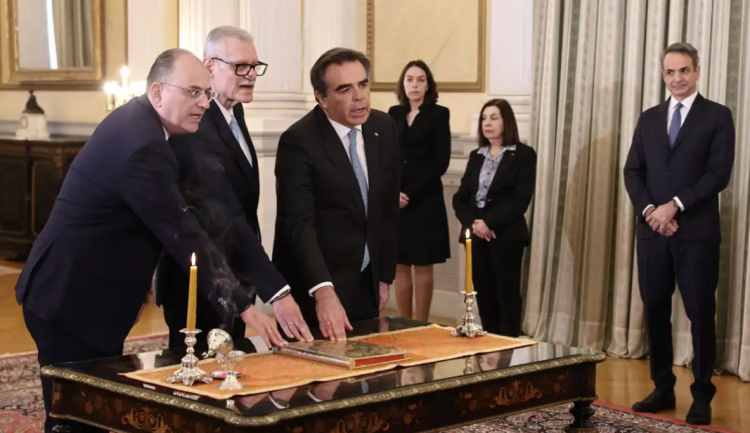 Ορκίστηκαν Λαζαρίδης, Τουρνάς και Σχοινάς μετά τις καταιγιστικές εξελίξεις με ΟΠΕΚΕΠΕ (βίντεο)