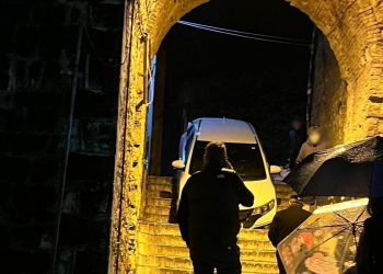 Το “ακατόρθωτο” έγινε πραγματικότητα.. ΙΧ κατέβηκε από… τα σκαλιά του Κάστρου στα Γιάννενα!