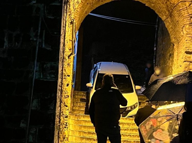 Το “ακατόρθωτο” έγινε πραγματικότητα.. ΙΧ κατέβηκε από… τα σκαλιά του Κάστρου στα Γιάννενα!
