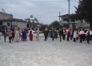 Αναβίωσαν Πασχαλιάτικα έθιμα στην Πηγή από νέους του χωριού