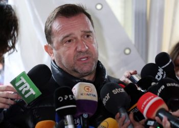Τέμπη: Ξεκινά πάλι η δίκη – Ν. Πλακιάς: «Αθάνατες, στη φυλακή όλοι, αλήτες» – Έφυγε με ασθενοφόρο ο Ρούτσι (ΦΩΤΟ + video)