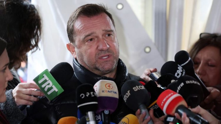Τέμπη: Ξεκινά πάλι η δίκη – Ν. Πλακιάς: «Αθάνατες, στη φυλακή όλοι, αλήτες» – Έφυγε με ασθενοφόρο ο Ρούτσι (ΦΩΤΟ + video)