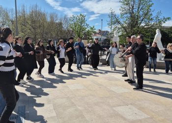 Τρίκαλα: Επισκέπτες από το Πρόχωμα έστησαν χορό στην καρδιά της πόλης (VIDEO-ΦΩΤΟ)
