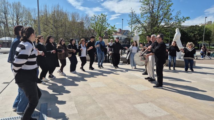 Τρίκαλα: Επισκέπτες από το Πρόχωμα έστησαν χορό στην καρδιά της πόλης (VIDEO-ΦΩΤΟ)