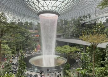 Jewel Changi Airport Σιγκαπούρη: Το πιο εντυπωσιακό αεροδρόμιο στον κόσμο με τον υπέροχο καταρράκτη Rain Vortex