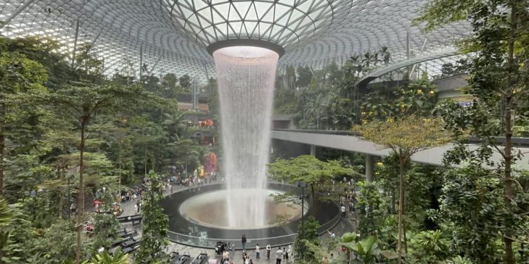 Jewel Changi Airport Σιγκαπούρη: Το πιο εντυπωσιακό αεροδρόμιο στον κόσμο με τον υπέροχο καταρράκτη Rain Vortex