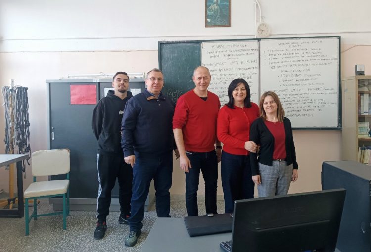 Στα Τρίκαλα γεννήθηκε ένα “έξυπνο” ασανσέρ για όλους-Μαθητές και εκπαιδευτής στη ΣΑΕΚ σχεδίασαν ασανσέρ για άτομα με προβλήματα όρασης