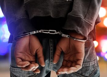 Χειροπέδες σε τρεις για κάνναβη, ηρωίνη και… κάψουλες με σκόνη αγώστου συνθέσεως