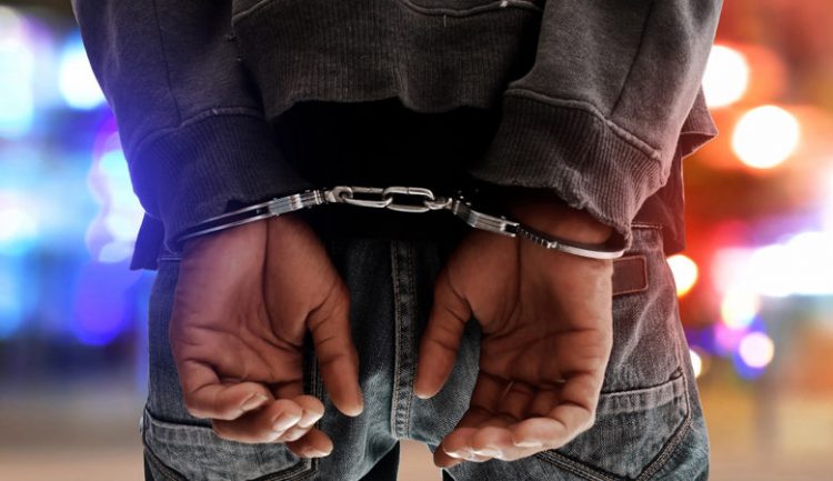 Χειροπέδες σε τρεις για κάνναβη, ηρωίνη και… κάψουλες με σκόνη αγώστου συνθέσεως