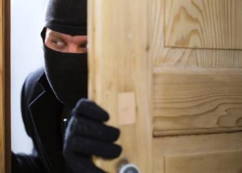 Αφηρημένος διαρρήκτης ξέχασε το τσαντάκι του στο σπίτι που πήγε να κλέψει! Έσπασε καρέκλες & γλάστρες, αλλά δεν… θυμήθηκε να πάρει τίποτα φεύγοντας