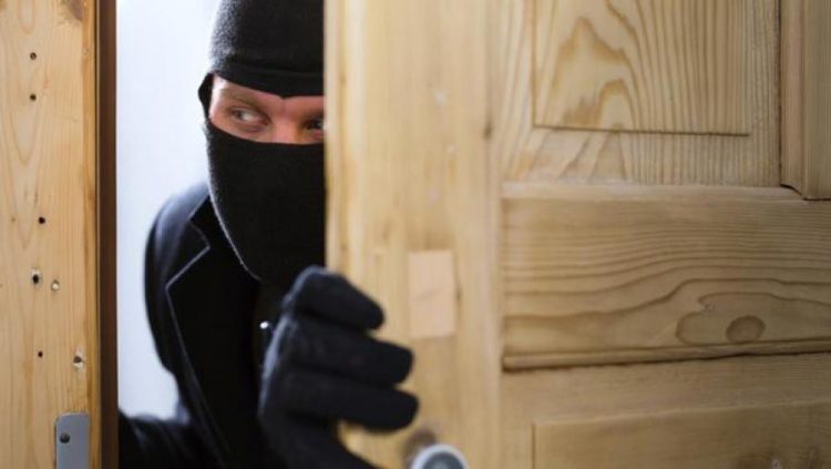 Αφηρημένος διαρρήκτης ξέχασε το τσαντάκι του στο σπίτι που πήγε να κλέψει! Έσπασε καρέκλες & γλάστρες, αλλά δεν… θυμήθηκε να πάρει τίποτα φεύγοντας