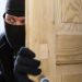 Αφηρημένος διαρρήκτης ξέχασε το τσαντάκι του στο σπίτι που πήγε να κλέψει! Έσπασε καρέκλες & γλάστρες, αλλά δεν… θυμήθηκε να πάρει τίποτα φεύγοντας