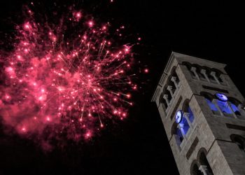 Ιερέας δεν έλεγε το “Χριστός Ανέστη” αν δε σταματούσαν τα πυροτεχνήματα [βίντεο]