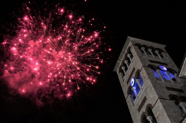 Ιερέας δεν έλεγε το “Χριστός Ανέστη” αν δε σταματούσαν τα πυροτεχνήματα [βίντεο]
