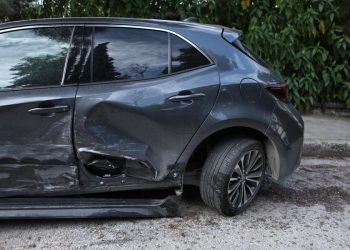 35χρονος μεθυσμένος οδηγός “πήρε σβάρνα” δύο σταθμευμένα Ι.Χ.Ε. και μια δίκυκλη μοτοσικλέτα