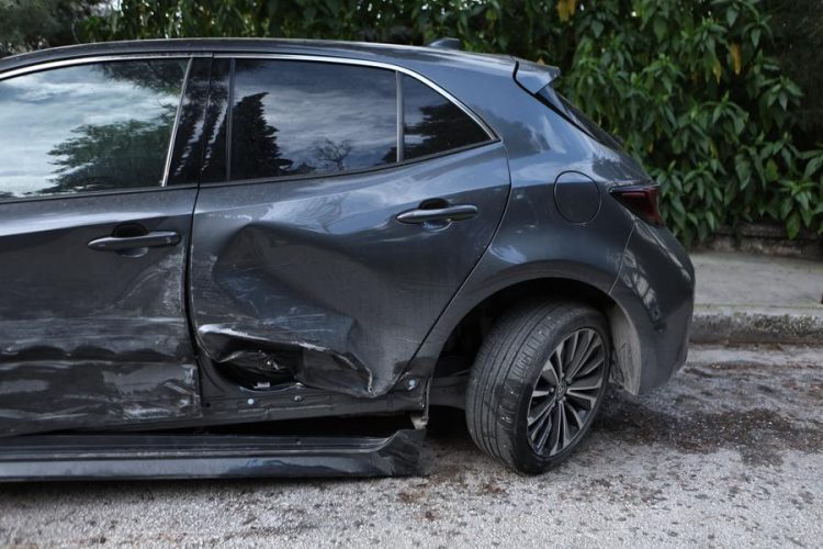 35χρονος μεθυσμένος οδηγός “πήρε σβάρνα” δύο σταθμευμένα Ι.Χ.Ε. και μια δίκυκλη μοτοσικλέτα