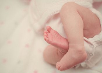 Κακοποίηση βρέφους στον Πύργο: Το βασάνιζαν από τον Φεβρουάριο – 40 τραύματα και σβησμένα τσιγάρα