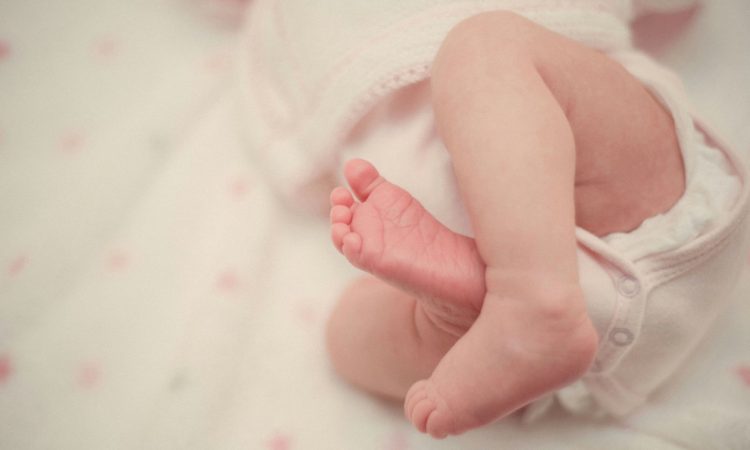Κακοποίηση βρέφους στον Πύργο: Το βασάνιζαν από τον Φεβρουάριο – 40 τραύματα και σβησμένα τσιγάρα