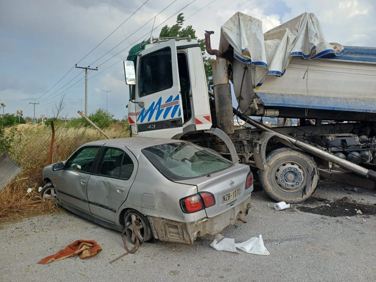 Συναγερμός έξω από τη Λάρισα: φορτηγό ξήλωσε γέφυρα στην Βόλου και έπεσε σε μάντρα-ένας τραυματίας (ΦΩΤΟ)