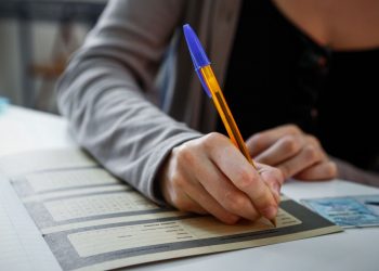 Όσα πρέπει να γνωρίζουν οι εξεταζόμενοι για το ωράριο, τα απαραίτητα έγγραφα και τη χρήση της τεχνολογίας. Πότε κλείνουν τα γυμνάσια και τα λύκεια  Κυριάκος Κουζούμης Επιμέλεια – Κυριάκος Κουζούμης  24 Μαΐου 2026 · 08:27 Πανελλήνιες 2026: Στην τελική ευθεία οι μαθητές – Χρήσιμες οδηγίες για υποψηφίους και γονείς Αρχείου – Eurokinissi ΠΑΙΔΕΙΑ 3′ ΣΧΟΛΙΑΣΕ   Snapshot Οι Πανελλαδικές Εξετάσεις 2026 ξεκινούν στις 29 Μαΐου για υποψηφίους ΓΕΛ και στις 30 Μαΐου για ΕΠΑΛ, με συνολικά 68.788 διαθέσιμες θέσεις στα δημόσια πανεπιστήμια. Σημαντικές οδηγίες περιλαμβάνουν την τήρηση αυστηρού ωραρίου, την απαραίτητη χρήση ταυτότητας και δελτίου εξεταζομένου, καθώς και την απαγόρευση χρήσης κινητών και άλλων ηλεκτρονικών συσκευών. Οι υποψήφιοι καλούνται να διαχειριστούν σωστά τον χρόνο τους, να διαβάζουν προσεκτικά τις εκφωνήσεις και να ξεκινούν από τα πιο βατά θέματα για καλύτερη απόδοση. Το πρόγραμμα των εξετάσεων καλύπτει μαθήματα ΓΕΛ έως τις 8 Ιουνίου, μαθήματα ΕΠΑΛ έως τις 15 Ιουνίου και ειδικά μαθήματα μεταξύ 16 και 25 Ιουνίου 2026. Οι ενδοσχολικές εξετάσεις Λυκείων και Γυμνασίων ολοκληρώνονται στα τέλη Μαΐου και μέσα Ιουνίου, με συγκεκριμένες ημερομηνίες για την ανακοίνωση των αποτελεσμάτων. Snapshot powered by AI Δες περισσότερα άρθρα του Newsbomb όταν αναζητάς ειδήσεις στην Google  Προσθήκη ως προτιμώμενη πηγή στα αποτελέσματα Google Στην τελική ευθεία για την εισαγωγή τους στην Τριτοβάθμια Εκπαίδευση μπαίνουν χιλιάδες μαθητές ΓΕΛ και ΕΠΑΛ, καθώς την ερχόμενη εβδομάδα κάνει πρεμιέρα ο θεσμός των Πανελλαδικών Εξετάσεων για το ακαδημαϊκό έτος 2026-2027. Φέτος, οι υποψήφιοι θα διεκδικήσουν μία από τις 68.788 διαθέσιμες θέσεις στα ελληνικά δημόσια πανεπιστήμια.  Το επίσημο σήμα έναρξης των Πανελλαδικών Εξετάσεων θα δοθεί την Παρασκευή 29 Μαΐου 2026 για τους υποψηφίους των ΓΕΛ, οι οποίοι θα εξεταστούν στο μάθημα της Νεοελληνικής Γλώσσας και Λογοτεχνίας (Γενικής Παιδείας). Μία ημέρα αργότερα, το Σάββατο 30 Μαΐου, τη σκυτάλη παίρνουν οι υποψήφιοι των ΕΠΑΛ με το μάθημα των Νέων Ελληνικών.  Χρήσιμες συμβουλές για τη διαχείριση των εξετάσεων Πέρα από τη συστηματική προετοιμασία, καταλυτικό ρόλο για την επιτυχία παίζει η ψυχραιμία και η σωστή διαχείριση του χρόνου. Μιλώντας στο ΑΠΕ-ΜΠΕ, ο πρόεδρος του ΔΣ της Ομοσπονδίας Εκπαιδευτικών Φροντιστών Ελλάδος (ΟΕΦΕ), Γιάννης Βαφειαδάκης, συνέταξε έναν πρακτικό οδηγό για τους υποψηφίους:  Στρατηγική μελέτης: Η τελική φάση απαιτεί συστηματικές επαναλήψεις και εναλλαγή διαφορετικών μαθημάτων μέσα στην ημέρα.  Προσοχή στις λεπτομέρειες: Είναι απαραίτητη η προσεκτική ανάγνωση των εκφωνήσεων, καθώς μια μικρή λέξη μπορεί να αλλάξει όλο το νόημα.  Διαχείριση χρόνου: Οι μαθητές πρέπει να ξεκινούν από τα βατά θέματα για να τονώσουν την αυτοπεποίθησή τους και να μην εμμένουν υπερβολικά στα δύσκολα ερωτήματα, χάνοντας πολύτιμο χρόνο.  Εικόνα γραπτού: Η καθαρή γραφή και η σωστή διατύπωση δημιουργούν θετική προδιάθεση στον διορθωτή.  «Το σημαντικότερο είναι να πιστέψουν οι μαθητές στις δυνατότητές τους και να θυμούνται ότι οι Πανελλαδικές είναι απλώς ένα μεταβατικό στάδιο και όχι το τελικό κριτήριο για την αξία τους», υπογράμμισε ο κ. Βαφειαδάκης, καλώντας παράλληλα τους γονείς να διατηρήσουν ένα ήρεμο και υποστηρικτικό κλίμα στο σπίτι.  Οδηγίες προς εξεταζόμενους: Τι επιτρέπεται και τι απαγορεύεται Η διαδικασία των εξετάσεων ξεκινά αυστηρά στις 08:30, ωστόσο οι υποψήφιοι οφείλουν να βρίσκονται στα εξεταστικά κέντρα το αργότερο μέχρι τις 08:00. Η διάρκεια της εξέτασης είναι τρίωρη.  Τι πρέπει να έχουν μαζί τους: Αστυνομική ταυτότητα ή διαβατήριο, το δελτίο εξεταζομένου, στυλό μπλε ή μαύρου χρώματος (το μολύβι απαγορεύεται εκτός αν ορίζεται διαφορετικά), γεωμετρικά όργανα, νερό ή χυμό και αναλογικό ρολόι χειρός.      Τι απαγορεύεται αυστηρά: Βιβλία, σημειώσεις, διορθωτικό (blanco) σε οποιαδήποτε μορφή, υπολογιστικές μηχανές, κινητά τηλέφωνα και «έξυπνα» ρολόγια (smartwatches) ή οποιαδήποτε άλλη συσκευή επικοινωνίας.  Το αναλυτικό πρόγραμμα των εξετάσεων Για τα ΓΕΛ, μετά την πρεμιέρα της 29ης Μαΐου, το πρόγραμμα συνεχίζεται:  Τετάρτη 3 Ιουνίου: Αρχαία Ελληνικά, Μαθηματικά και Βιολογία (ανάλογα με την Ομάδα Προσανατολισμού).  Παρασκευή 5 Ιουνίου: Λατινικά, Χημεία και Πληροφορική.  Δευτέρα 8 Ιουνίου: Ιστορία, Φυσική και Οικονομία (ολοκλήρωση βασικών μαθημάτων).  Για τα ΕΠΑΛ, μετά τα Νέα Ελληνικά στις 30 Μαΐου, ακολουθεί η Άλγεβρα (Μαθηματικά) την Τρίτη 2 Ιουνίου, ενώ από τις 4 έως τις 15 Ιουνίου θα διεξαχθούν οι εξετάσεις στα μαθήματα ειδικότητας.  Τα ειδικά μαθήματα θα εξεταστούν στο διάστημα 16 – 25 Ιουνίου 2026, ενώ οι υγειονομικές εξετάσεις και τα αγωνίσματα για τα ΤΕΦΑΑ θα πραγματοποιηθούν από τις 15 έως τις 26 Ιουνίου.  Το χρονοδιάγραμμα για Γυμνάσια και Λύκεια Οι ενδοσχολικές απολυτήριες εξετάσεις της Γ’ Λυκείου ολοκληρώνονται τη Δευτέρα 25 Μαΐου 2026, με τα αποτελέσματα να εκδίδονται την Τετάρτη 27 Μαΐου. Για την Α’ και Β’ Λυκείου, οι προαγωγικές εξετάσεις θα ολοκληρωθούν έως τις 12 Ιουνίου, με τελική ημερομηνία έκδοσης αποτελεσμάτων τη 19η Ιουνίου.  Τέλος, στα Γυμνάσια το τελευταίο κουδούνι θα ηχήσει την Τετάρτη 27 Μαΐου 2026, ενώ οι γραπτές προαγωγικές και απολυτήριες εξετάσεις θα διεξαχθούν από τις 2 έως τις 15 Ιουνίου 2026.