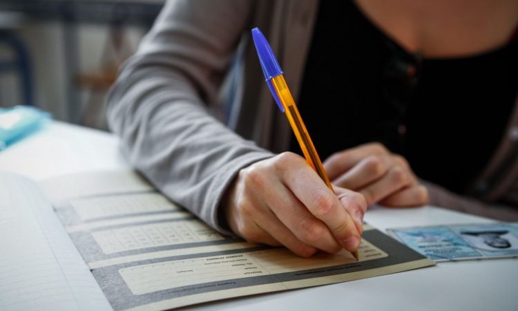 Όσα πρέπει να γνωρίζουν οι εξεταζόμενοι για το ωράριο, τα απαραίτητα έγγραφα και τη χρήση της τεχνολογίας. Πότε κλείνουν τα γυμνάσια και τα λύκεια Κυριάκος Κουζούμης Επιμέλεια – Κυριάκος Κουζούμης 24 Μαΐου 2026 · 08:27 Πανελλήνιες 2026: Στην τελική ευθεία οι μαθητές – Χρήσιμες οδηγίες για υποψηφίους και γονείς Αρχείου – Eurokinissi ΠΑΙΔΕΙΑ 3′ ΣΧΟΛΙΑΣΕ Snapshot Οι Πανελλαδικές Εξετάσεις 2026 ξεκινούν στις 29 Μαΐου για υποψηφίους ΓΕΛ και στις 30 Μαΐου για ΕΠΑΛ, με συνολικά 68.788 διαθέσιμες θέσεις στα δημόσια πανεπιστήμια. Σημαντικές οδηγίες περιλαμβάνουν την τήρηση αυστηρού ωραρίου, την απαραίτητη χρήση ταυτότητας και δελτίου εξεταζομένου, καθώς και την απαγόρευση χρήσης κινητών και άλλων ηλεκτρονικών συσκευών. Οι υποψήφιοι καλούνται να διαχειριστούν σωστά τον χρόνο τους, να διαβάζουν προσεκτικά τις εκφωνήσεις και να ξεκινούν από τα πιο βατά θέματα για καλύτερη απόδοση. Το πρόγραμμα των εξετάσεων καλύπτει μαθήματα ΓΕΛ έως τις 8 Ιουνίου, μαθήματα ΕΠΑΛ έως τις 15 Ιουνίου και ειδικά μαθήματα μεταξύ 16 και 25 Ιουνίου 2026. Οι ενδοσχολικές εξετάσεις Λυκείων και Γυμνασίων ολοκληρώνονται στα τέλη Μαΐου και μέσα Ιουνίου, με συγκεκριμένες ημερομηνίες για την ανακοίνωση των αποτελεσμάτων. Snapshot powered by AI Δες περισσότερα άρθρα του Newsbomb όταν αναζητάς ειδήσεις στην Google Προσθήκη ως προτιμώμενη πηγή στα αποτελέσματα Google Στην τελική ευθεία για την εισαγωγή τους στην Τριτοβάθμια Εκπαίδευση μπαίνουν χιλιάδες μαθητές ΓΕΛ και ΕΠΑΛ, καθώς την ερχόμενη εβδομάδα κάνει πρεμιέρα ο θεσμός των Πανελλαδικών Εξετάσεων για το ακαδημαϊκό έτος 2026-2027. Φέτος, οι υποψήφιοι θα διεκδικήσουν μία από τις 68.788 διαθέσιμες θέσεις στα ελληνικά δημόσια πανεπιστήμια. Το επίσημο σήμα έναρξης των Πανελλαδικών Εξετάσεων θα δοθεί την Παρασκευή 29 Μαΐου 2026 για τους υποψηφίους των ΓΕΛ, οι οποίοι θα εξεταστούν στο μάθημα της Νεοελληνικής Γλώσσας και Λογοτεχνίας (Γενικής Παιδείας). Μία ημέρα αργότερα, το Σάββατο 30 Μαΐου, τη σκυτάλη παίρνουν οι υποψήφιοι των ΕΠΑΛ με το μάθημα των Νέων Ελληνικών. Χρήσιμες συμβουλές για τη διαχείριση των εξετάσεων Πέρα από τη συστηματική προετοιμασία, καταλυτικό ρόλο για την επιτυχία παίζει η ψυχραιμία και η σωστή διαχείριση του χρόνου. Μιλώντας στο ΑΠΕ-ΜΠΕ, ο πρόεδρος του ΔΣ της Ομοσπονδίας Εκπαιδευτικών Φροντιστών Ελλάδος (ΟΕΦΕ), Γιάννης Βαφειαδάκης, συνέταξε έναν πρακτικό οδηγό για τους υποψηφίους: Στρατηγική μελέτης: Η τελική φάση απαιτεί συστηματικές επαναλήψεις και εναλλαγή διαφορετικών μαθημάτων μέσα στην ημέρα. Προσοχή στις λεπτομέρειες: Είναι απαραίτητη η προσεκτική ανάγνωση των εκφωνήσεων, καθώς μια μικρή λέξη μπορεί να αλλάξει όλο το νόημα. Διαχείριση χρόνου: Οι μαθητές πρέπει να ξεκινούν από τα βατά θέματα για να τονώσουν την αυτοπεποίθησή τους και να μην εμμένουν υπερβολικά στα δύσκολα ερωτήματα, χάνοντας πολύτιμο χρόνο. Εικόνα γραπτού: Η καθαρή γραφή και η σωστή διατύπωση δημιουργούν θετική προδιάθεση στον διορθωτή. «Το σημαντικότερο είναι να πιστέψουν οι μαθητές στις δυνατότητές τους και να θυμούνται ότι οι Πανελλαδικές είναι απλώς ένα μεταβατικό στάδιο και όχι το τελικό κριτήριο για την αξία τους», υπογράμμισε ο κ. Βαφειαδάκης, καλώντας παράλληλα τους γονείς να διατηρήσουν ένα ήρεμο και υποστηρικτικό κλίμα στο σπίτι. Οδηγίες προς εξεταζόμενους: Τι επιτρέπεται και τι απαγορεύεται Η διαδικασία των εξετάσεων ξεκινά αυστηρά στις 08:30, ωστόσο οι υποψήφιοι οφείλουν να βρίσκονται στα εξεταστικά κέντρα το αργότερο μέχρι τις 08:00. Η διάρκεια της εξέτασης είναι τρίωρη. Τι πρέπει να έχουν μαζί τους: Αστυνομική ταυτότητα ή διαβατήριο, το δελτίο εξεταζομένου, στυλό μπλε ή μαύρου χρώματος (το μολύβι απαγορεύεται εκτός αν ορίζεται διαφορετικά), γεωμετρικά όργανα, νερό ή χυμό και αναλογικό ρολόι χειρός. Τι απαγορεύεται αυστηρά: Βιβλία, σημειώσεις, διορθωτικό (blanco) σε οποιαδήποτε μορφή, υπολογιστικές μηχανές, κινητά τηλέφωνα και «έξυπνα» ρολόγια (smartwatches) ή οποιαδήποτε άλλη συσκευή επικοινωνίας. Το αναλυτικό πρόγραμμα των εξετάσεων Για τα ΓΕΛ, μετά την πρεμιέρα της 29ης Μαΐου, το πρόγραμμα συνεχίζεται: Τετάρτη 3 Ιουνίου: Αρχαία Ελληνικά, Μαθηματικά και Βιολογία (ανάλογα με την Ομάδα Προσανατολισμού). Παρασκευή 5 Ιουνίου: Λατινικά, Χημεία και Πληροφορική. Δευτέρα 8 Ιουνίου: Ιστορία, Φυσική και Οικονομία (ολοκλήρωση βασικών μαθημάτων). Για τα ΕΠΑΛ, μετά τα Νέα Ελληνικά στις 30 Μαΐου, ακολουθεί η Άλγεβρα (Μαθηματικά) την Τρίτη 2 Ιουνίου, ενώ από τις 4 έως τις 15 Ιουνίου θα διεξαχθούν οι εξετάσεις στα μαθήματα ειδικότητας. Τα ειδικά μαθήματα θα εξεταστούν στο διάστημα 16 – 25 Ιουνίου 2026, ενώ οι υγειονομικές εξετάσεις και τα αγωνίσματα για τα ΤΕΦΑΑ θα πραγματοποιηθούν από τις 15 έως τις 26 Ιουνίου. Το χρονοδιάγραμμα για Γυμνάσια και Λύκεια Οι ενδοσχολικές απολυτήριες εξετάσεις της Γ’ Λυκείου ολοκληρώνονται τη Δευτέρα 25 Μαΐου 2026, με τα αποτελέσματα να εκδίδονται την Τετάρτη 27 Μαΐου. Για την Α’ και Β’ Λυκείου, οι προαγωγικές εξετάσεις θα ολοκληρωθούν έως τις 12 Ιουνίου, με τελική ημερομηνία έκδοσης αποτελεσμάτων τη 19η Ιουνίου. Τέλος, στα Γυμνάσια το τελευταίο κουδούνι θα ηχήσει την Τετάρτη 27 Μαΐου 2026, ενώ οι γραπτές προαγωγικές και απολυτήριες εξετάσεις θα διεξαχθούν από τις 2 έως τις 15 Ιουνίου 2026.