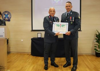 Τιμήθηκε ο Ανθυπαστυνόμος που μπήκε μπροστά για να σώσει ανώτερό του – Τραυματίστηκε σοβαρά και ο ίδιος (ΦΩΤΟ)