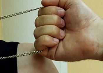 Τους αγκάλιαζαν και τους άρπαζαν αλυσίδες και μετρητά!! – Δύο συλλήψεις