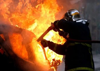 Δείτε βίντεο: Στις φλόγες αυτοκίνητο – Προηγήθηκαν μικροεκρήξεις