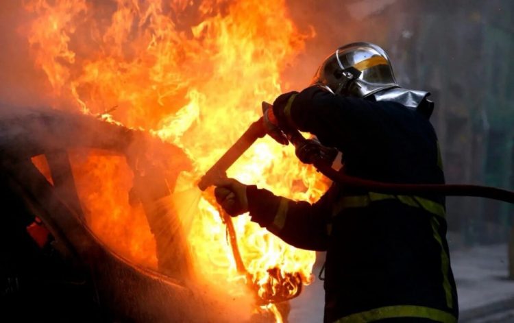Δείτε βίντεο: Στις φλόγες αυτοκίνητο – Προηγήθηκαν μικροεκρήξεις