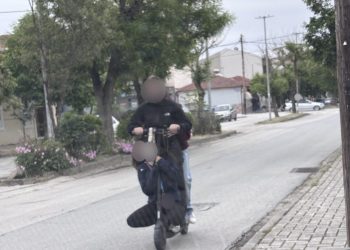 Ανήλικα κορίτσια το… τερμάτισαν: Τριάδα πάνω στο πατίνι… (φώτο)