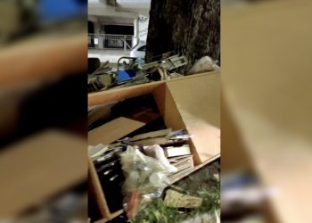 «Άδειασε» το κατάστημά του σε κοινόχρηστο χώρο στο κέντρο της πόλης (βίντεο)