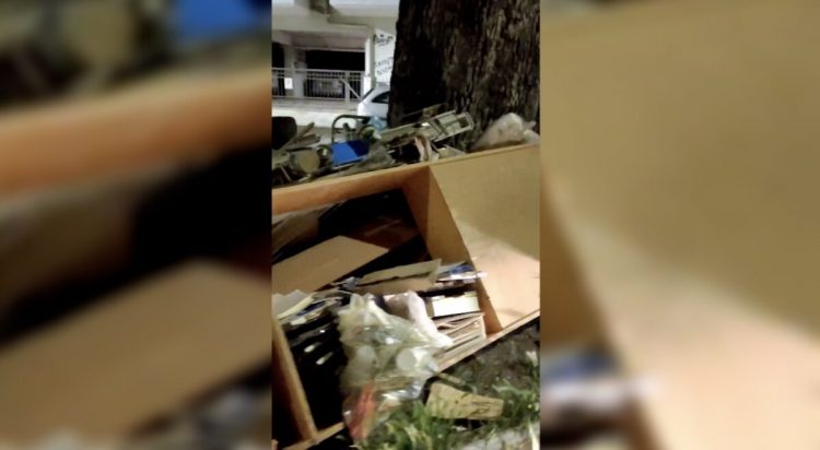 «Άδειασε» το κατάστημά του σε κοινόχρηστο χώρο στο κέντρο της πόλης (βίντεο)