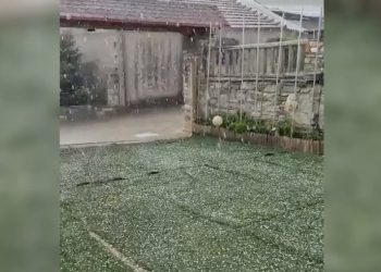 Έντονη χαλαζόπτωση: Άσπρισε ο τόπος ξαφνικά – Δείτε το βίντεο