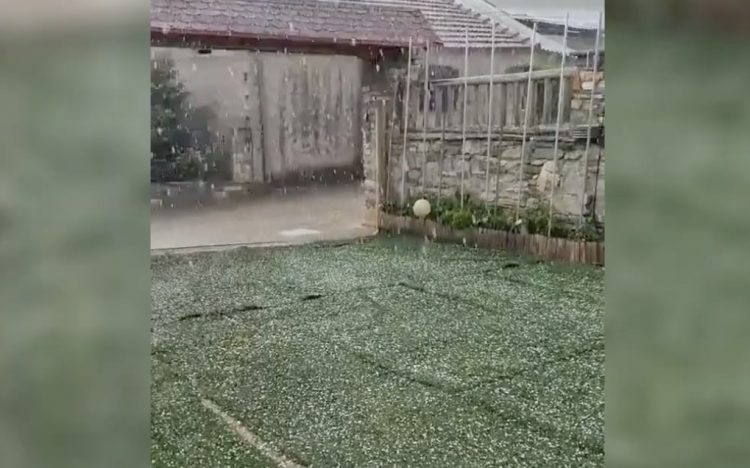 Έντονη χαλαζόπτωση: Άσπρισε ο τόπος ξαφνικά – Δείτε το βίντεο