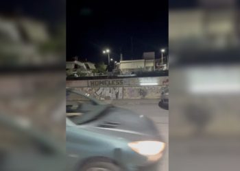 Τρόμος: Πετούσαν πέτρες, μπουκάλια και νερομπαλόνια σε διερχόμενα αυτοκίνητα – Βίντεο ντοκουμέντο με νεαρό σε δράση