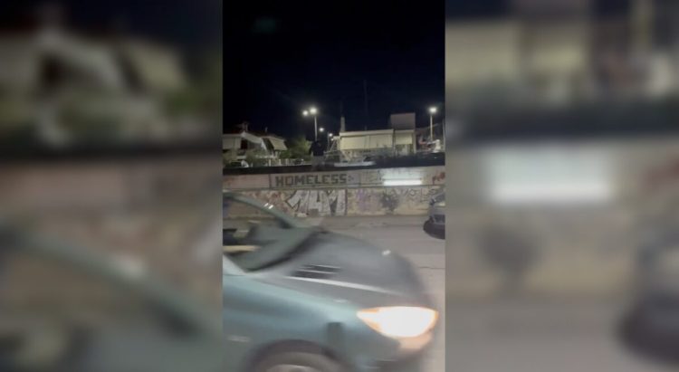 Τρόμος: Πετούσαν πέτρες, μπουκάλια και νερομπαλόνια σε διερχόμενα αυτοκίνητα – Βίντεο ντοκουμέντο με νεαρό σε δράση
