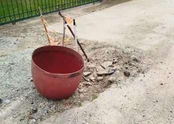 Εικόνα εγκατάλειψης στο Καστρί Λουτρό: Εννέα μήνες με «παγίδα» στον δρόμο και σήμανση έναν κουβά και μπετόβεργες (φωτό)