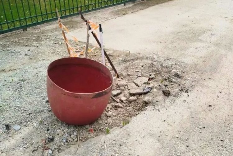 Εικόνα εγκατάλειψης στο Καστρί Λουτρό: Εννέα μήνες με «παγίδα» στον δρόμο και σήμανση έναν κουβά και μπετόβεργες (φωτό)