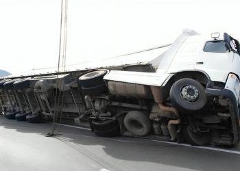 Φορτηγό μπήκε στο αντίθετο ρεύμα, έπεσε σε χαντάκι και “τούμπαρε”
