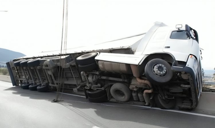 Φορτηγό μπήκε στο αντίθετο ρεύμα, έπεσε σε χαντάκι και “τούμπαρε”