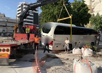 Αναστάτωση και κυκλοφοριακό «έμφραγμα» – Λεωφορείο έπεσε σε λακκούβα όπου γίνονται έργα (φωτο)