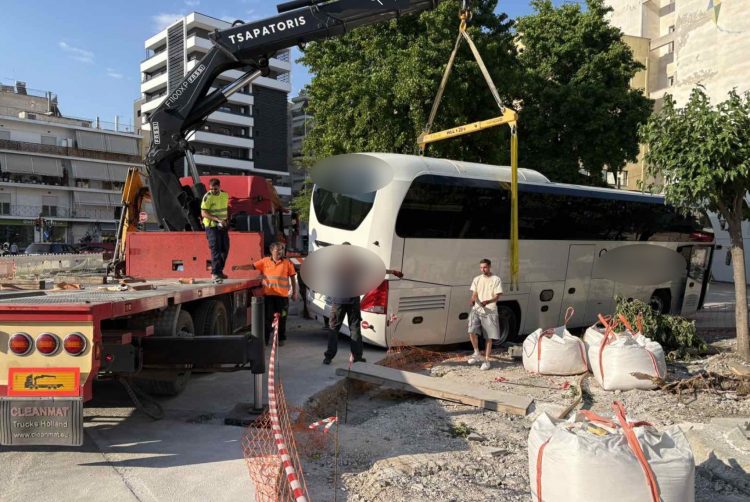 Αναστάτωση και κυκλοφοριακό «έμφραγμα» – Λεωφορείο έπεσε σε λακκούβα όπου γίνονται έργα (φωτο)