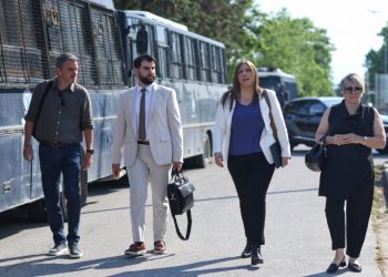 Ζ. Κωνσταντοπούλου: Δεν πληρούνται οι προϋποθέσεις για δίκαιη δίκη – Εικόνες από την προσέλευση συγγενών και δικηγόρων (φωτ. & βίντεο)