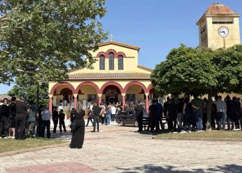 Σπαραγμός στην κηδεία του 15χρονου Στέλιου – Τραγικές φιγούρες οι γονείς και τα αδέρφια του (φωτο)