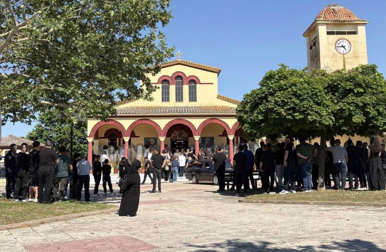 Σπαραγμός στην κηδεία του 15χρονου Στέλιου – Τραγικές φιγούρες οι γονείς και τα αδέρφια του (φωτο)