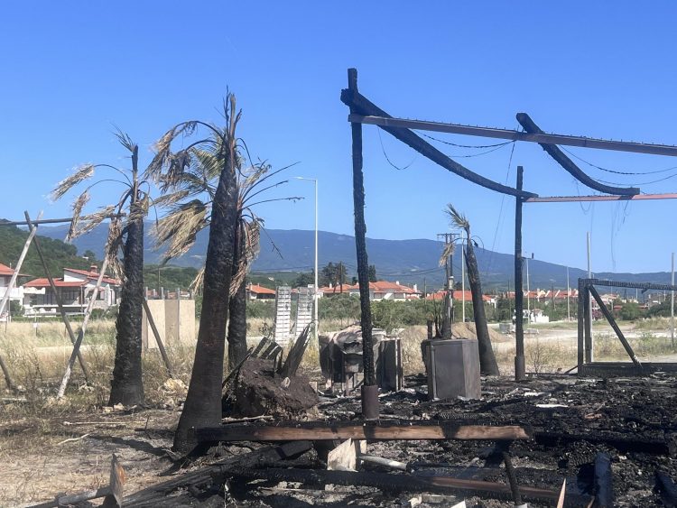 Δείτε φωτογραφίες: Φωτιά κατέκαψε γνωστό beach bar στον Αγιόκαμπο Λάρισας – Στάχτη όλη η επιχείρηση