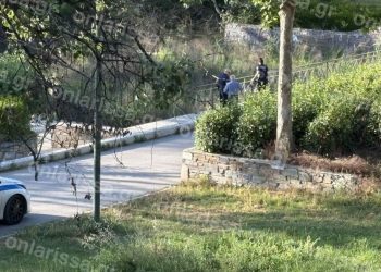 Αστυνομικοί απέτρεψαν άντρα από το να βάλει τέλος στη ζωή του πέφτοντας στο ποτάμι (φωτό)