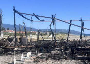 Όλα δείχνουν εμπρησμό στο beach bar του Αγιοκάμπου που έγινε παρανάλωμα του πυρός – Με μοτοσικλέτα οι δύο δράστες (φωτο)