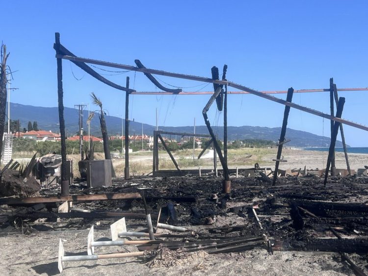 Όλα δείχνουν εμπρησμό στο beach bar του Αγιοκάμπου που έγινε παρανάλωμα του πυρός – Με μοτοσικλέτα οι δύο δράστες (φωτο)