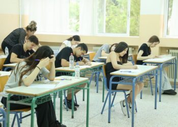 «Το doomscrolling ταλανίζει την κοινωνία»: Οι μαθητές για το θέμα που έπεσε στη Νεοελληνική Γλώσσα